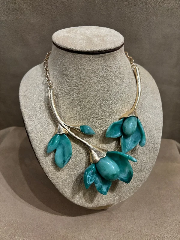 Custom wire-wrapped necklaces for artistic flair-Green acrylic petal necklace